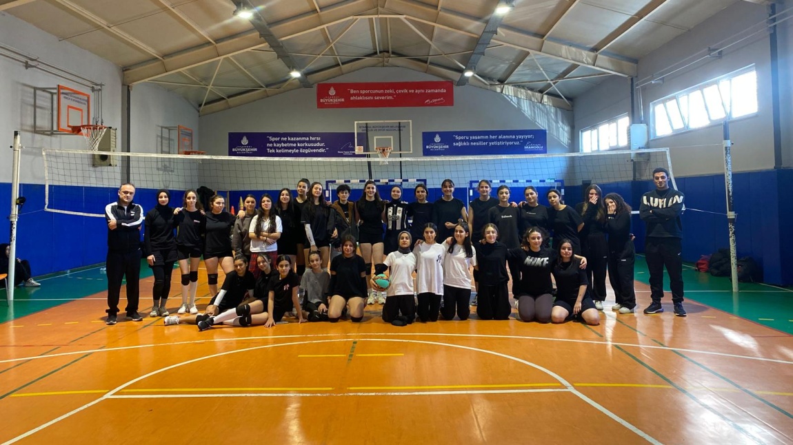 Okul voleybol takımımız Selçuk Mtal ile hazırlık maçı yaptı. Voleybol takımıza başarılar dileriz.