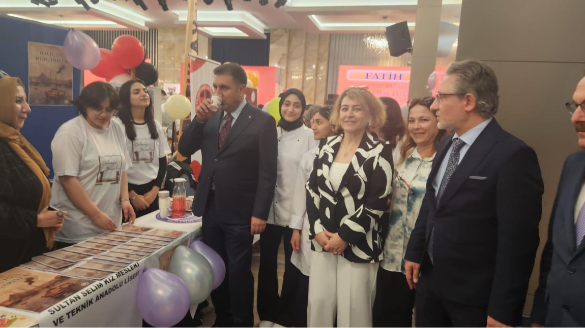 Sultan Selim Kız Mesleki ve Teknik Anadolu Lisesi olarak 'Geleceğin Yazarları Projesi' ilçe fuarındaydık. 