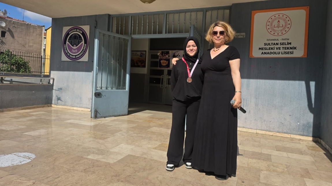 10/D sınıfı öğrencimiz Zeynep Yaren Özyıldırım okullararası taekwondo turnuvasında 2. olmuştur