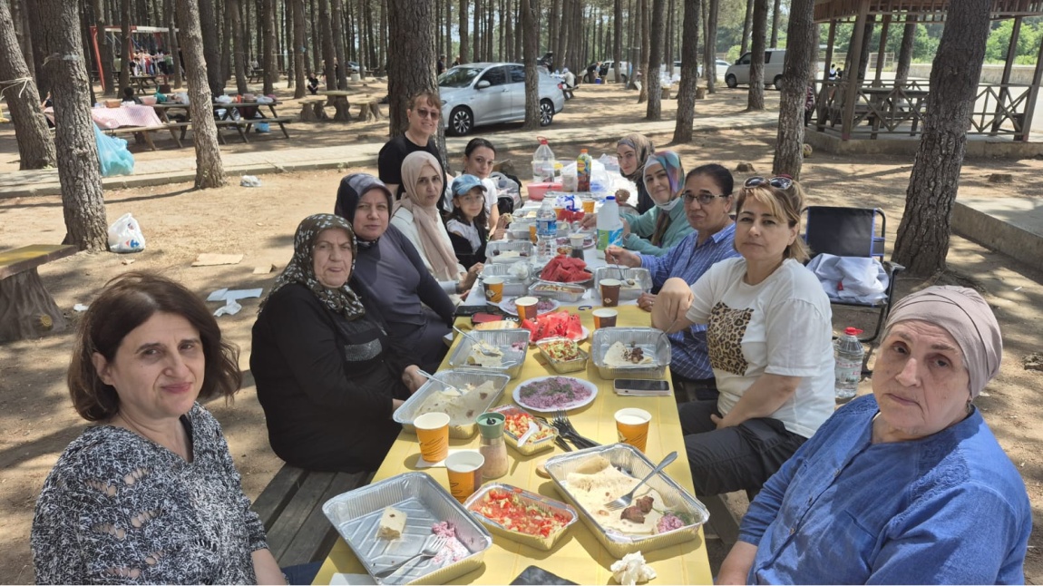 Sultan Selim Kız MTAL ailesi olarak yıl sonu piknik etkinliği gerçekleştirdik. Birlikte eğlenceli ve mutlu bir gün geçirdik. 